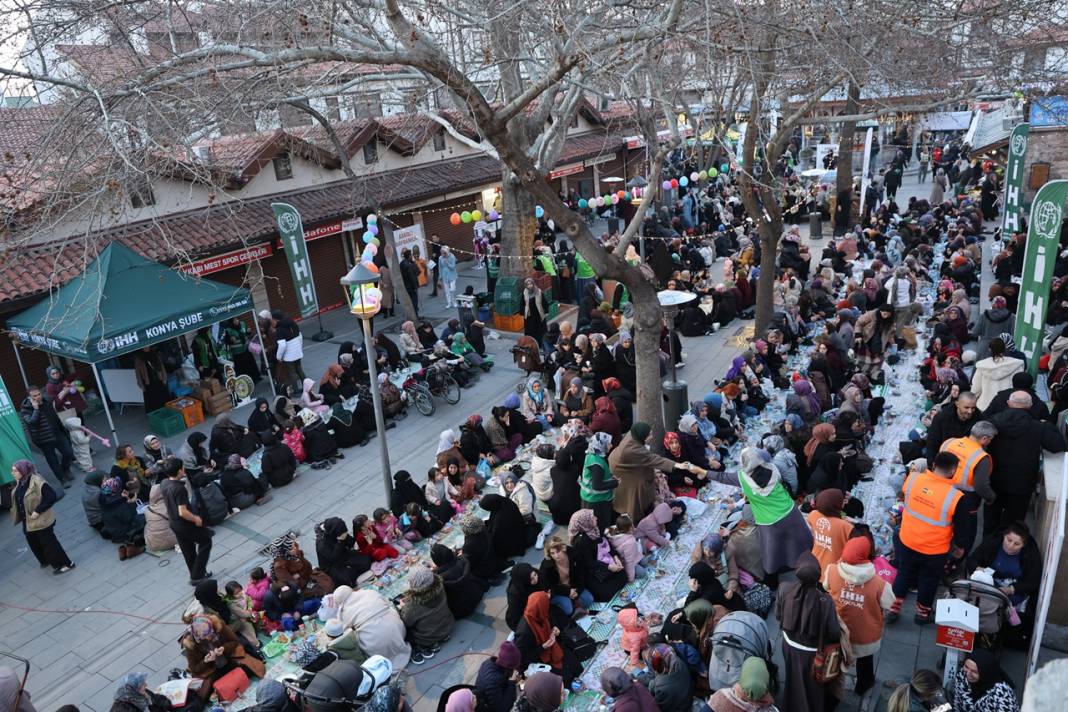 İHH Konya’dan Ümmet İftarı: 4 bin kişi Kapu Camii önünde, 180 bin kişi Gazze’de aynı sofrada buluştu 1